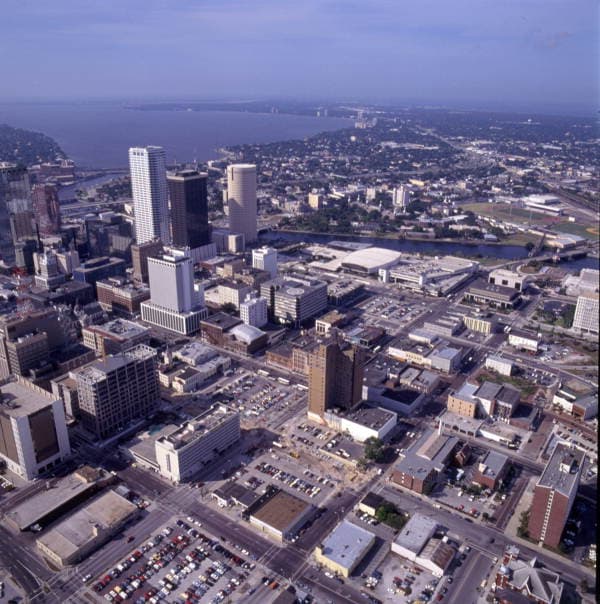 Aerial view of downtown Tampa and the Hillsborough River looking west in 1989 — the underbuilt, pre-redevelopment downtown core with a bare riverfront, years before any Riverwalk.